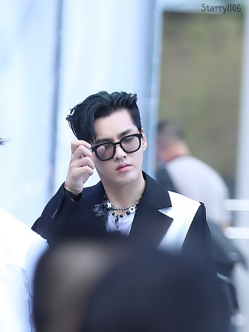 吴亦凡录制新节目《潮玩人类在这里》路透,一身黑白个性西装太洋气了