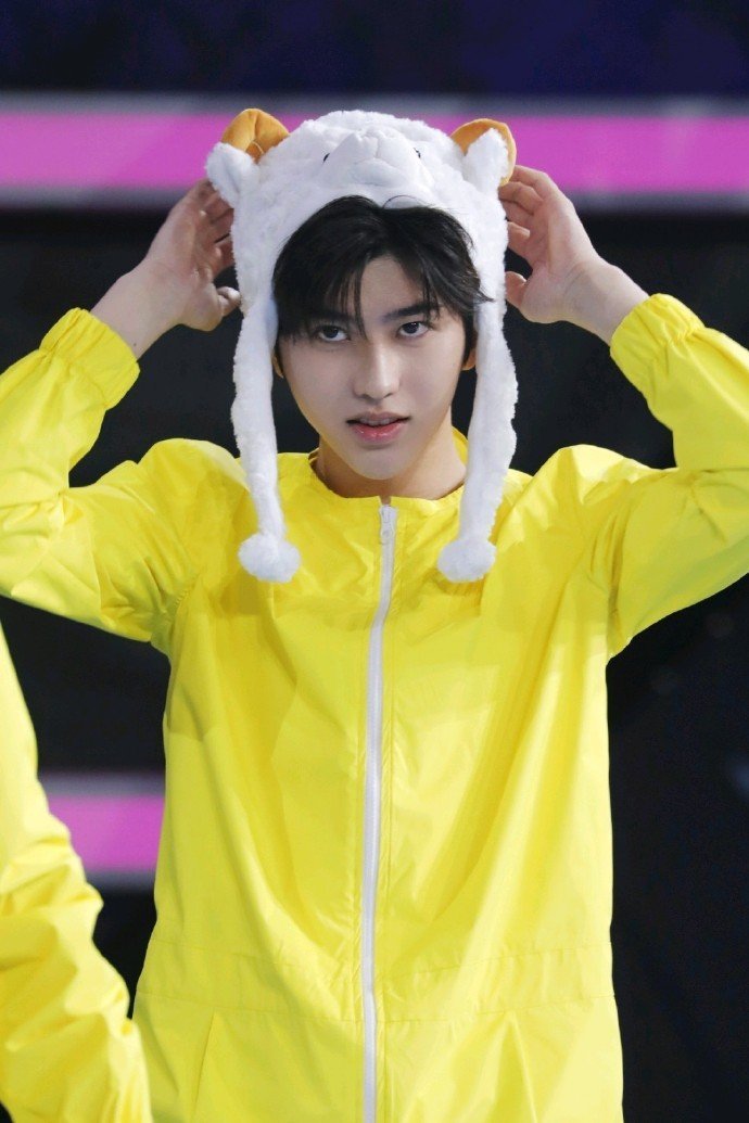 蔡徐坤2019快本未公开剧照 抓到一只可爱的坤羊羊