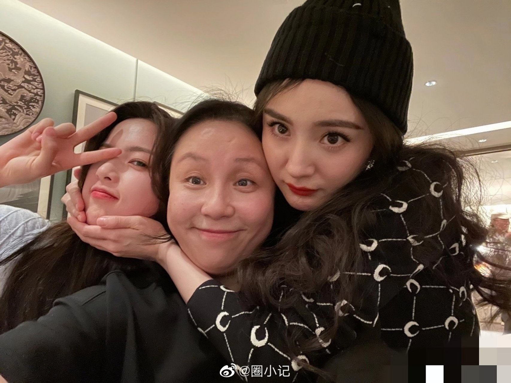 龙丹妮对杨幂飞吻# 星光大赏,龙丹妮送了杨幂一个飞吻.