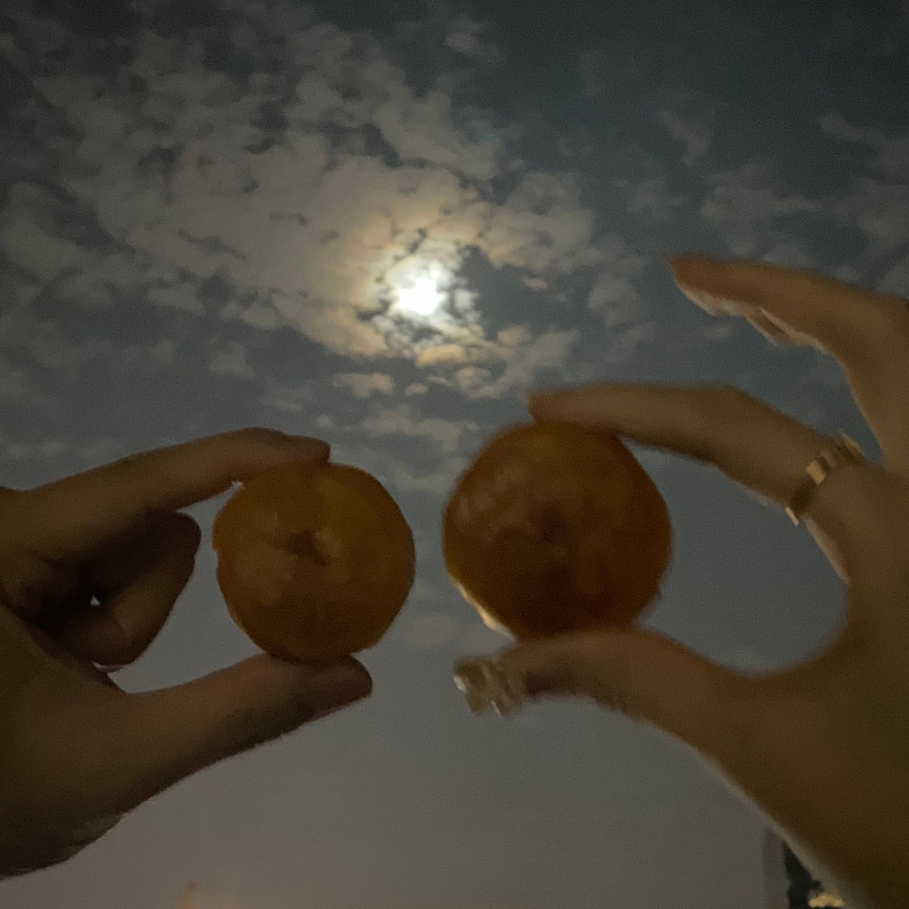 在阳台上吃月饼看月亮 节日快乐呀.