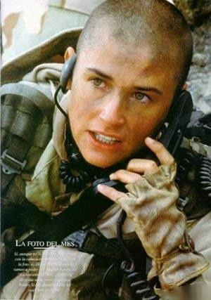 美国女兵剃光头,特别不尊重女性!我的黛米摩尔.