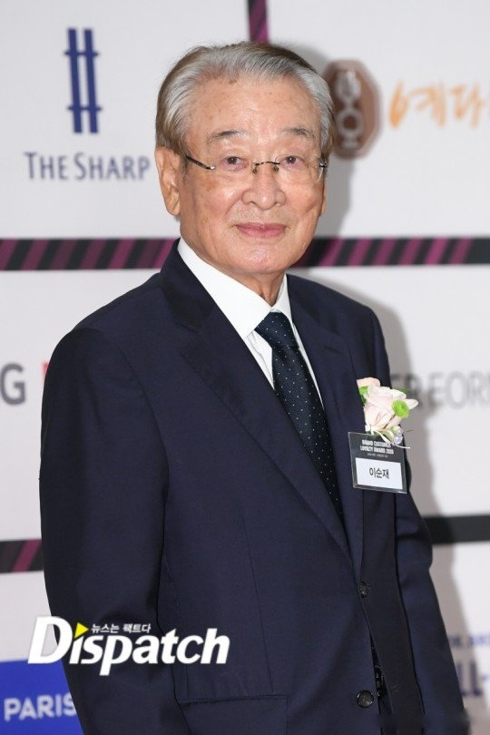 演员李顺载 (86)否认苛待工作人员的疑惑.