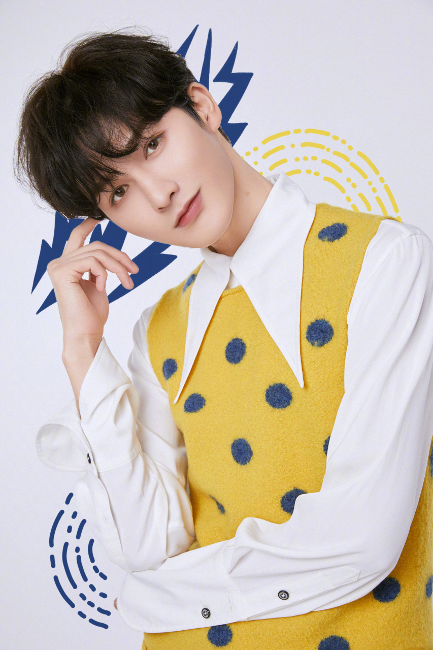 朱正廷的背心太像珍珠奶茶了,还有人说像撞衫海绵宝宝,今天也是时髦