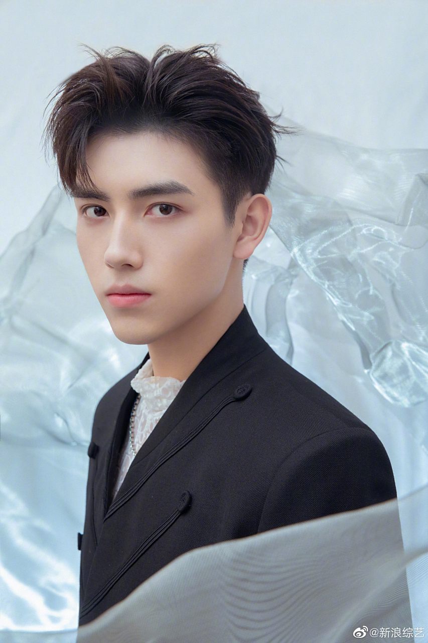 陈飞宇今日亮相活动现场,首次身穿拖鞋走秀,表示非常紧张,担心穿着穿