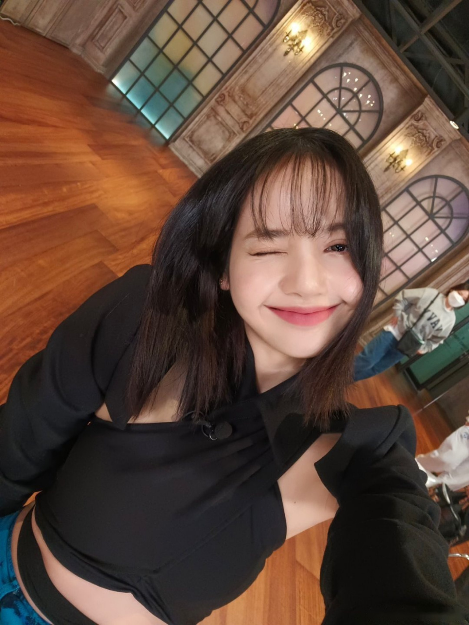 青春有你,lisa老师更博啦,感谢练习生们给lisa庆生[偷笑]莎莎的自拍照