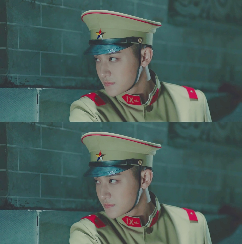 黄子韬是一个适合军装的汉子,背直板正,眉宇间也有军人的硬气,就问