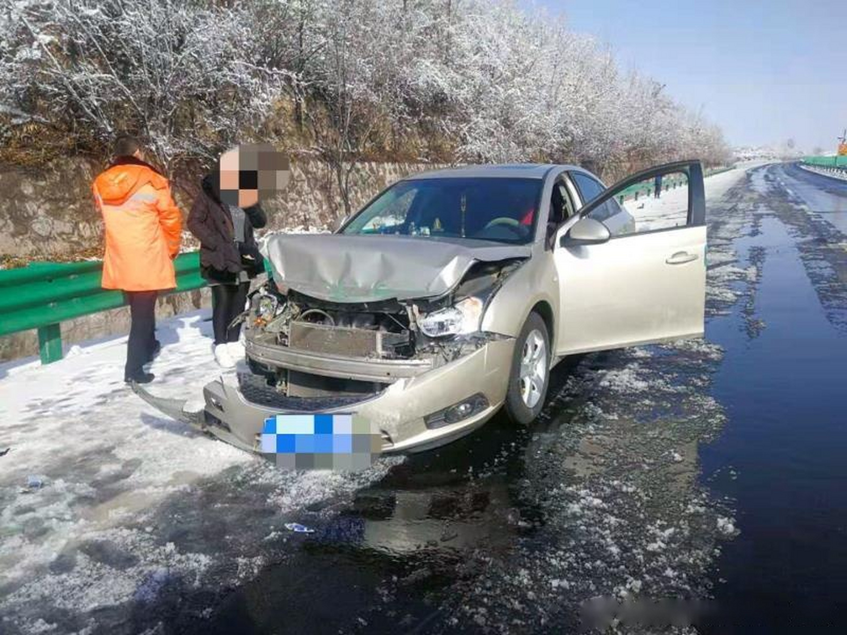 【雪天路滑操作不当出事故 2021年3月1日9时36分许,一辆小型轿车