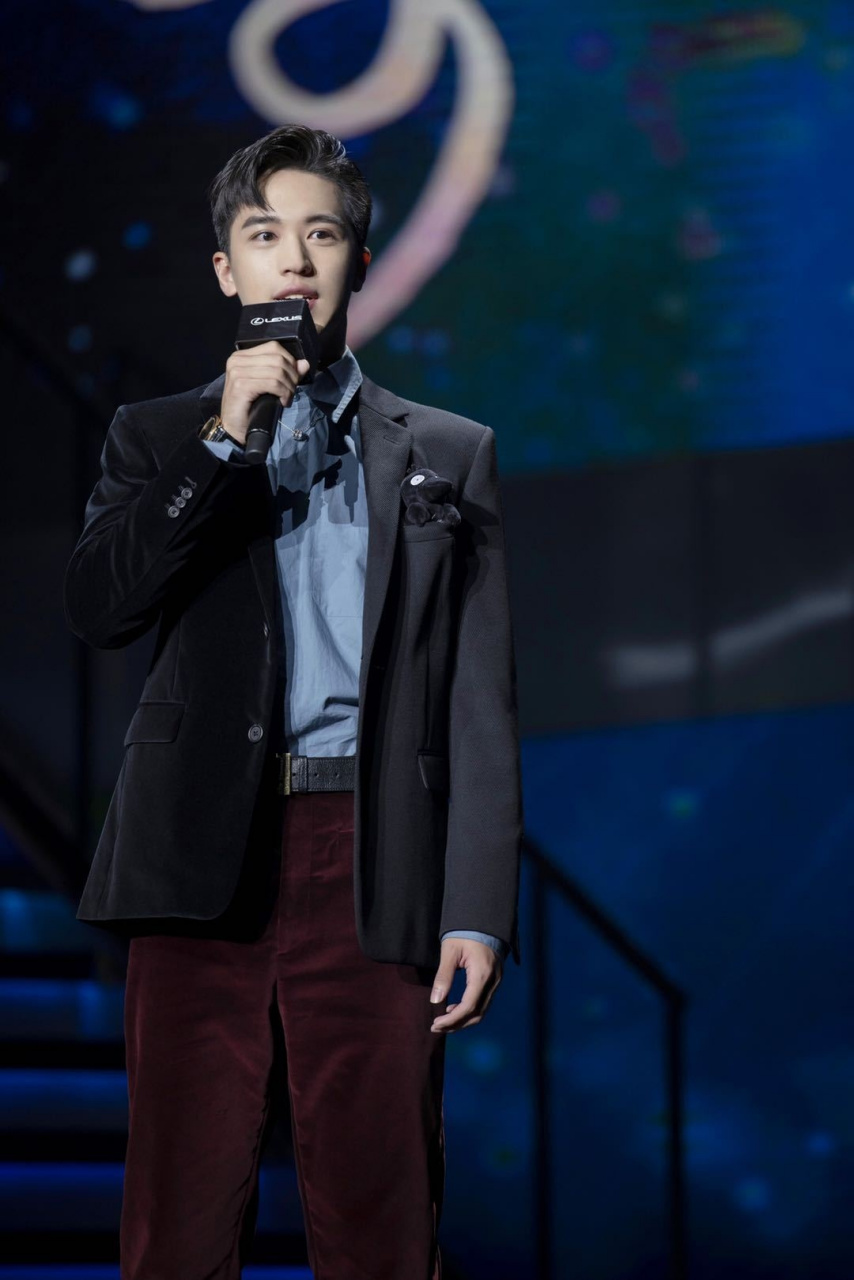 许魏@许魏洲 昨日身着黑色西装外套亮相某活动,上衣口袋里装了一滞