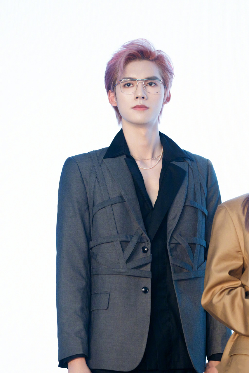 邓超元粉发太a了  @邓超元 一身黑灰西装搭配尽显高挑身材,编织透格