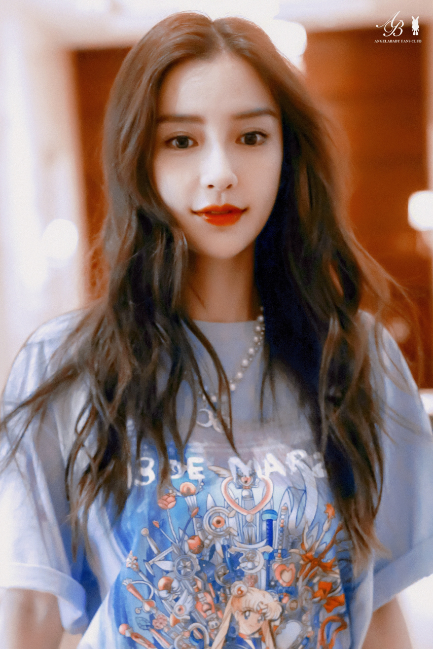 下午好～请将将们收下小会姗姗来迟的饭拍[挤眼]@angelababy