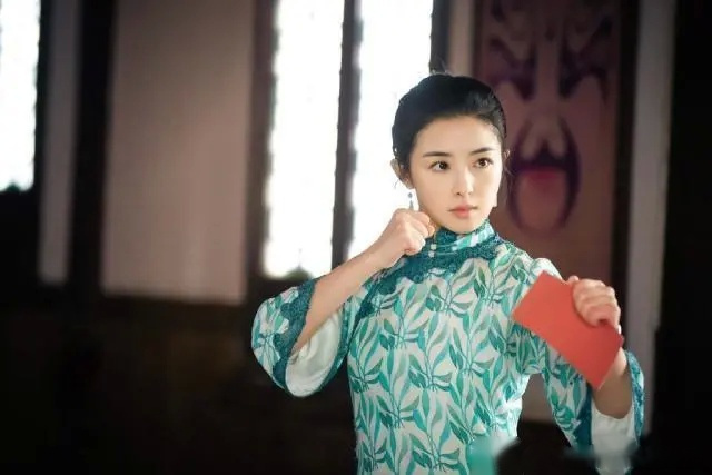 《乘风破浪的姐姐》张含韵玩转国潮,"牛仔旗袍 哪吒头"娇俏灵动,漫画
