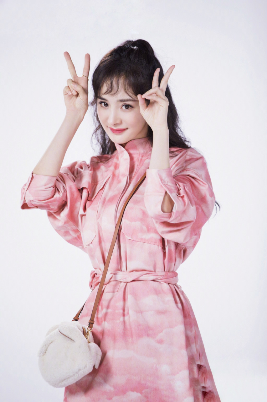 杨幂# 杨幂一直都是美少女一枚,走在时尚潮流的前线,私服都不要太