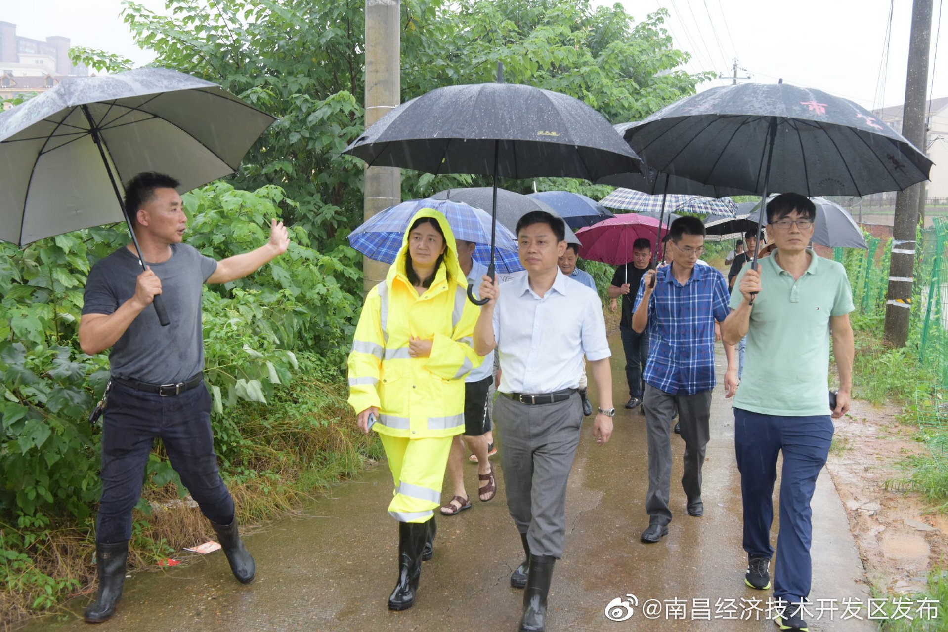 【程建兵实地督导防汛工作】7月8日上午,区党工委副书记程建兵冒雨来