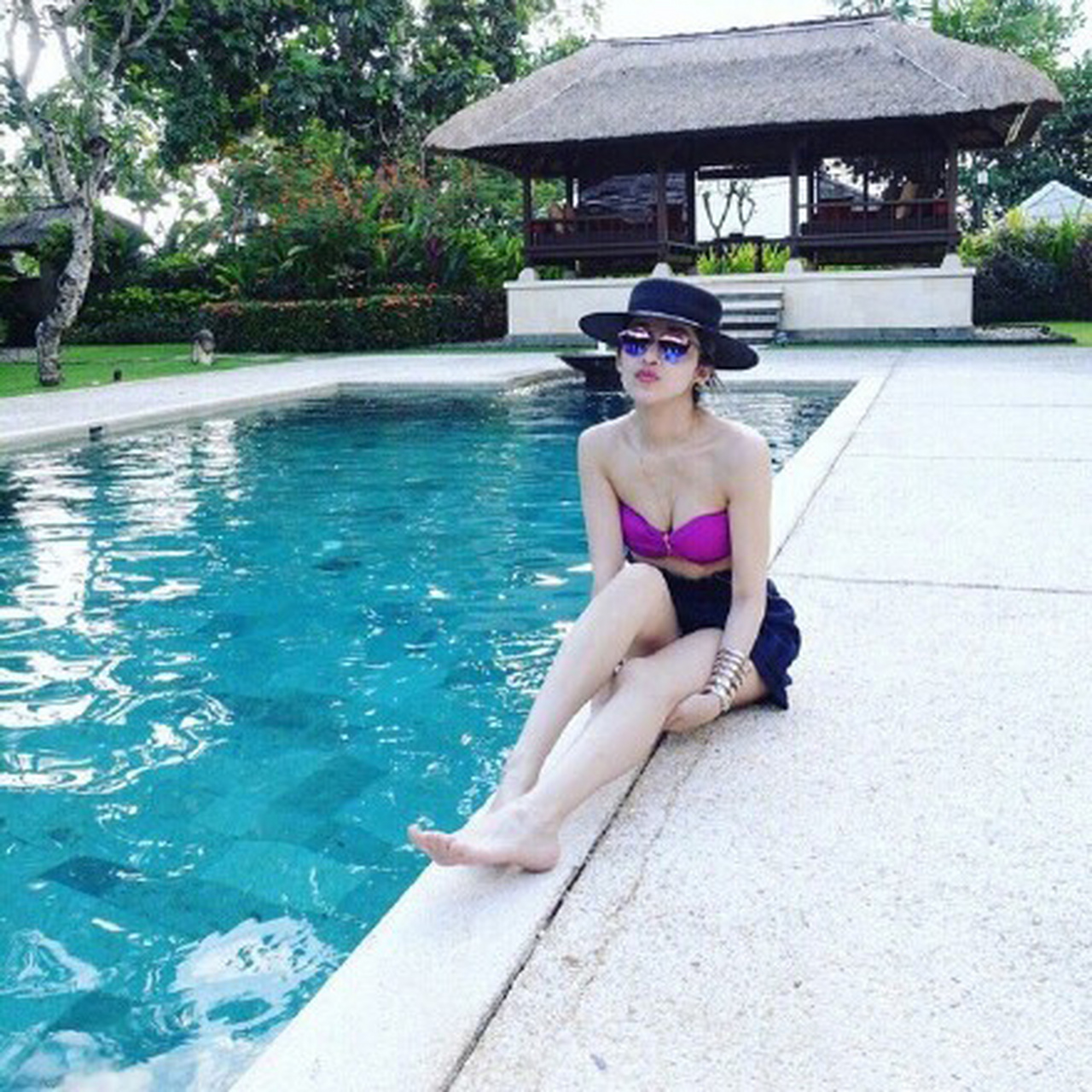 萧亚轩生活十分惬意,穿比基尼晒泳装照,大方秀美腿事业线.