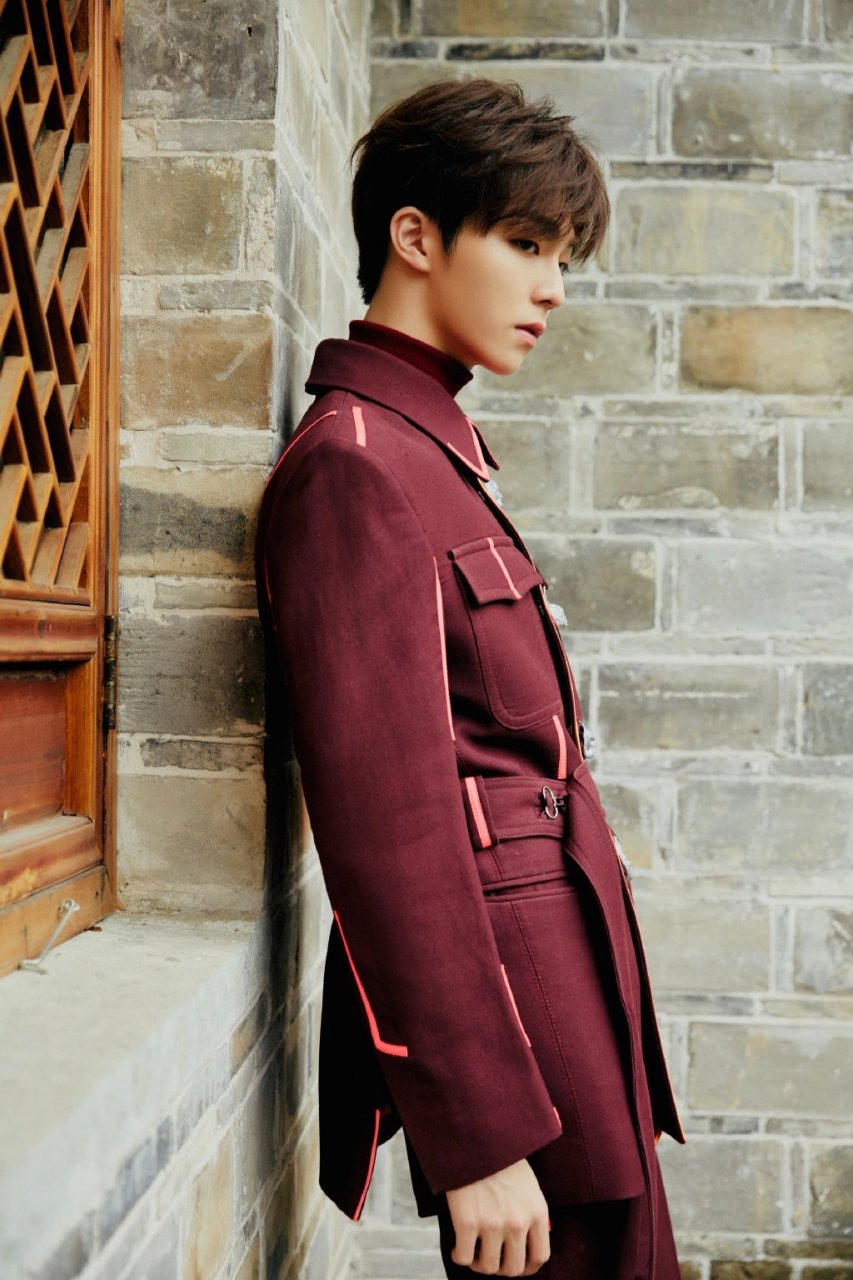 陈立农#儒雅风度帅气写真,有着无需修饰的天然美,是最帅的崽了[爱你]