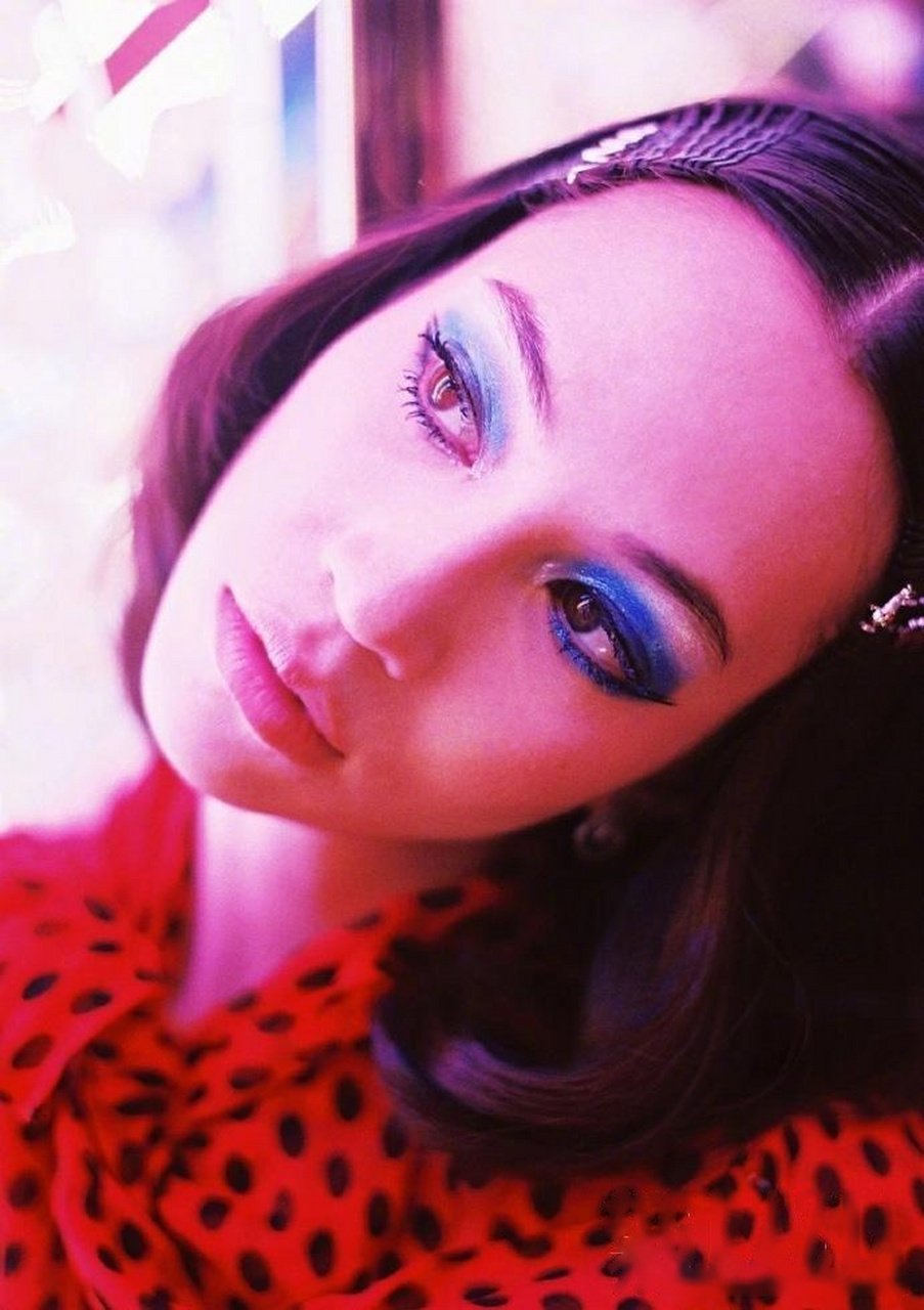 水原希子登《红秀grazia》8月刊封面,妆容和造型都十分浓烈,带来的