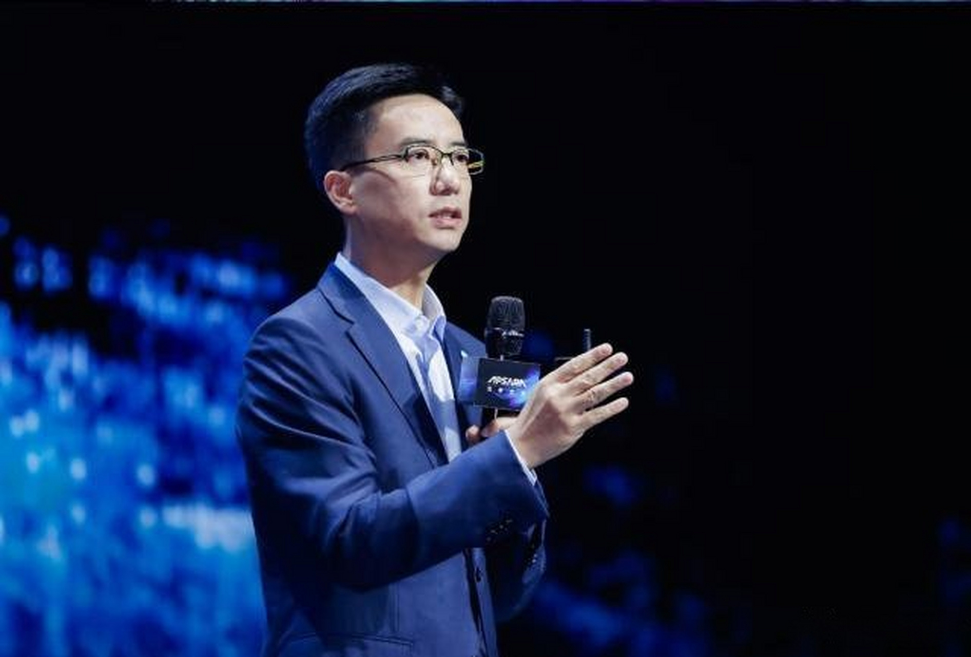 【蚂蚁金服总裁胡晓明出任天弘基金董事长 井贤栋卸任】天弘基金今日