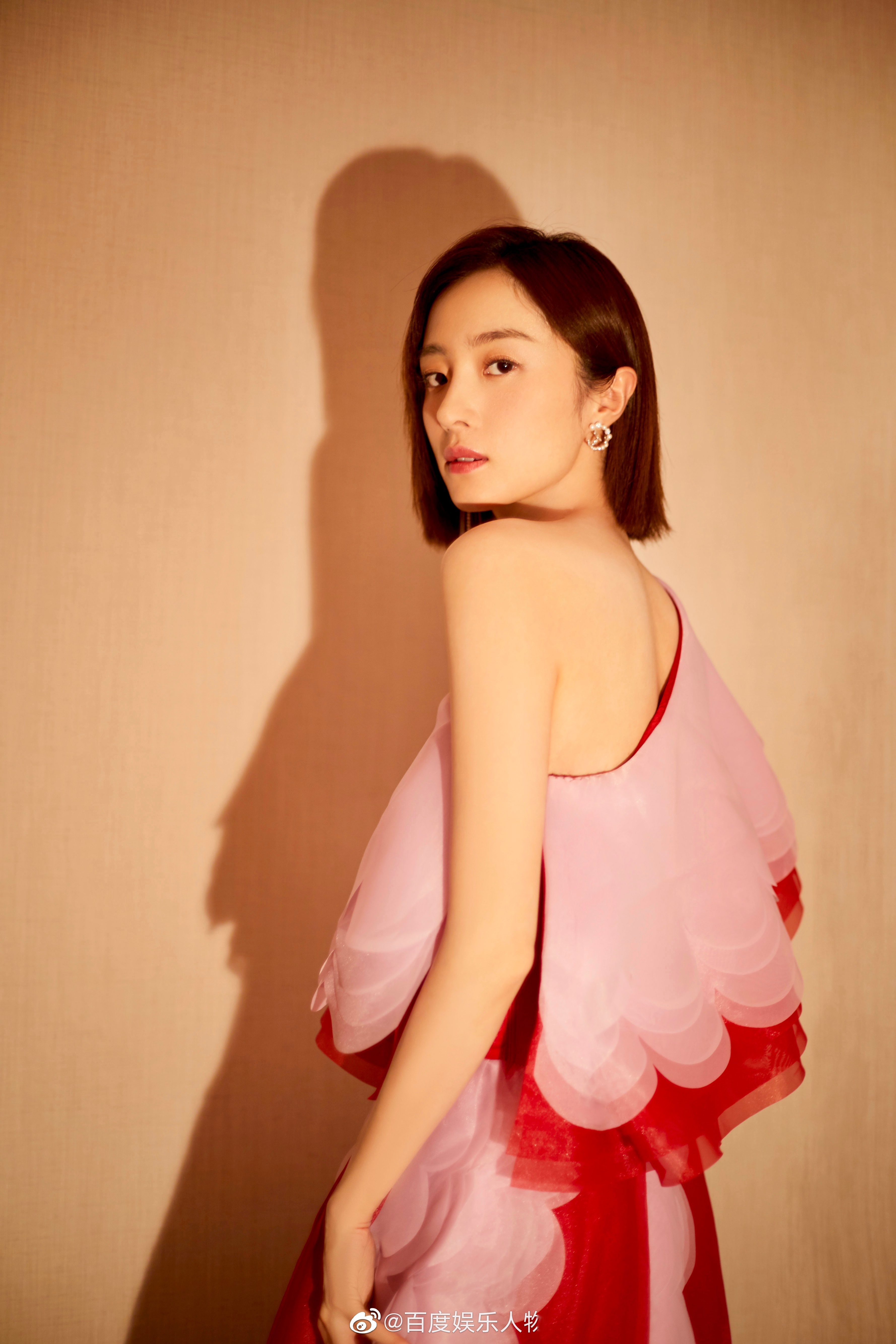胡冰卿身穿一袭粉红相间的斜肩礼裙亮相深圳某品牌2020春夏新品发布