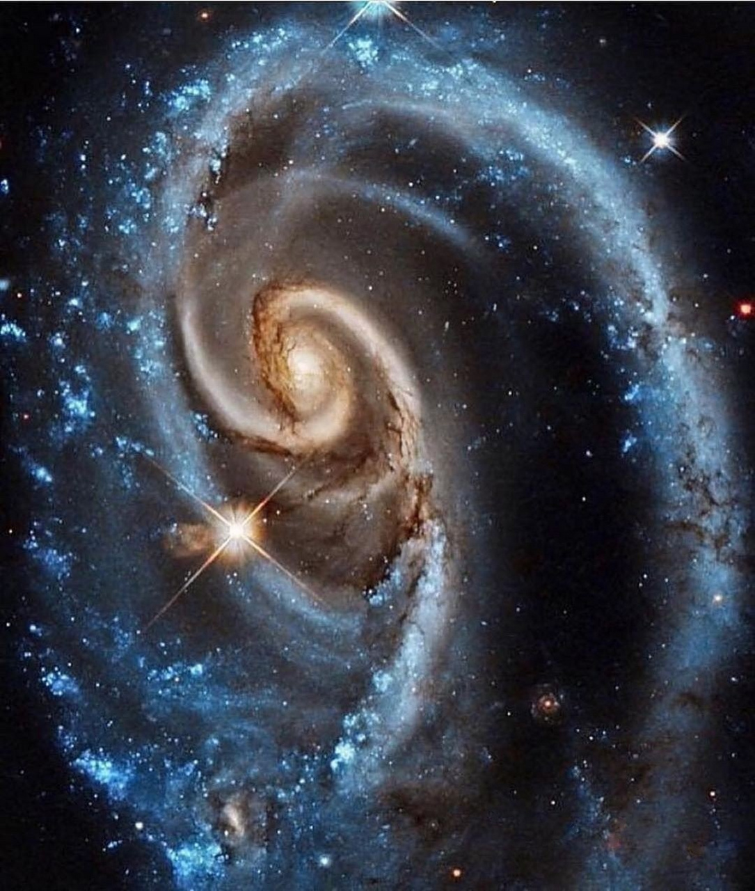 阿普273是位于仙女座的一对交互作用星系,距离我们有3亿光年之遥.