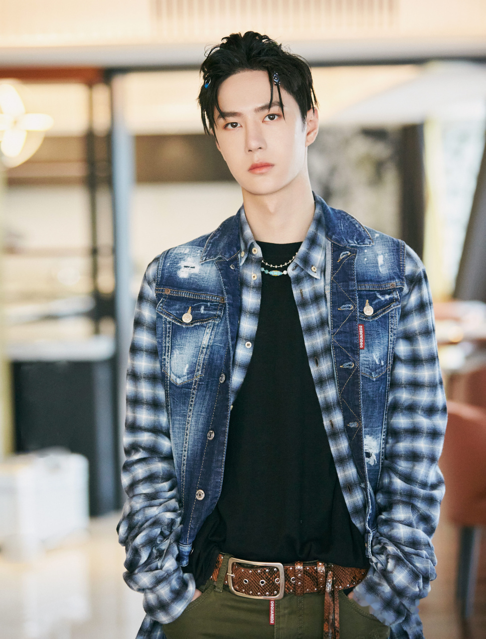 王一博# 蓝色格纹外搭牛仔夹克定格桀骜不羁,双腰牛仔裤玩转趣味沉鼢