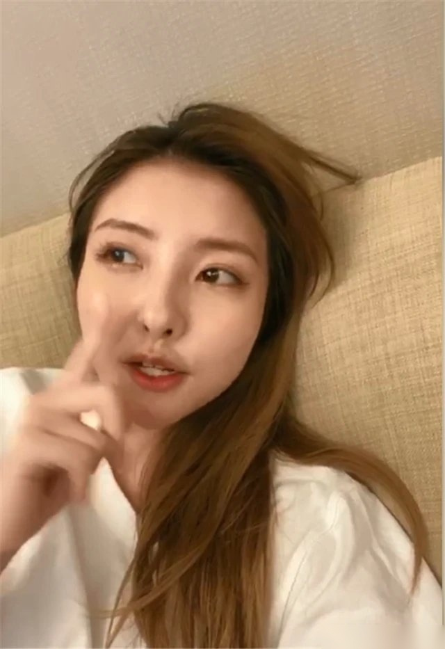 王思聪前女友豆得儿素颜直播,大谈整容经验,自曝经常打玻尿酸.