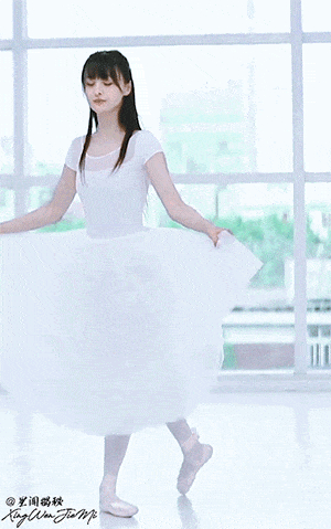 近日,一组郑爽跳芭蕾舞的照片曝光,郑爽跟随音乐翩翩起舞,仙气十足.