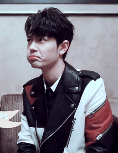 嘟嘟嘴的肖战敲可爱!