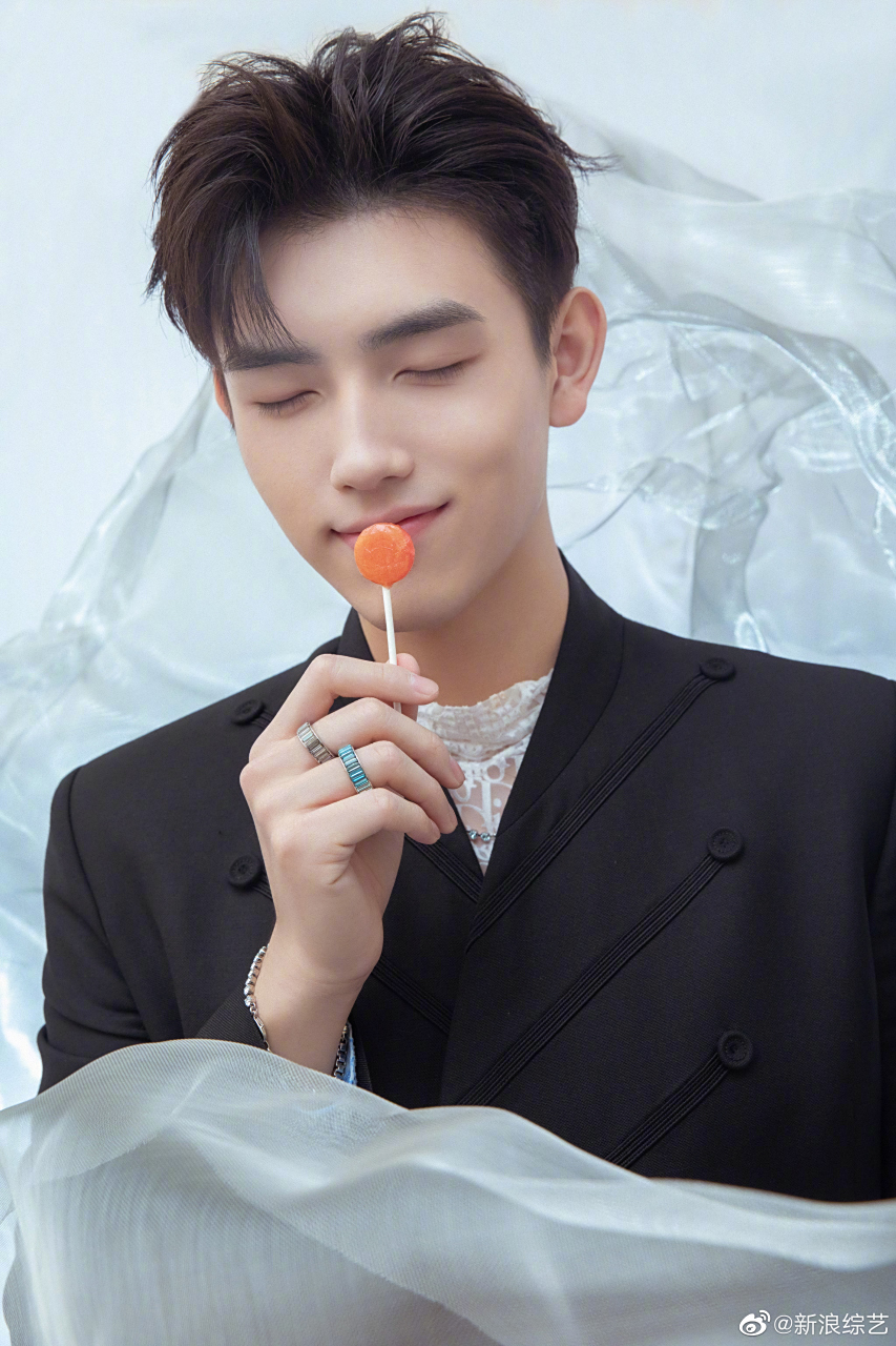 陈飞宇今日亮相活动现场,首次身穿拖鞋走秀,表示非常紧张,担心穿着穿