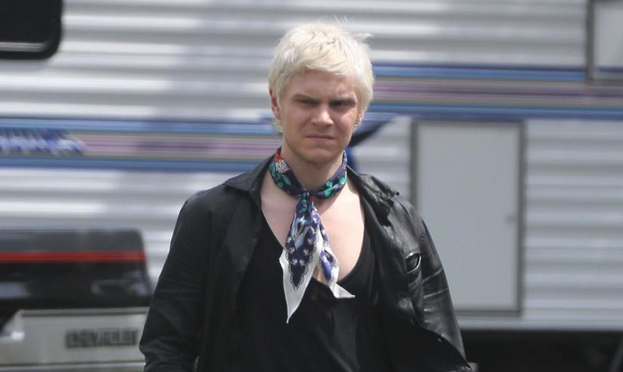 "快银小天使"伊万·彼得斯现身《美恐》第八季现场,新造型有点……迷