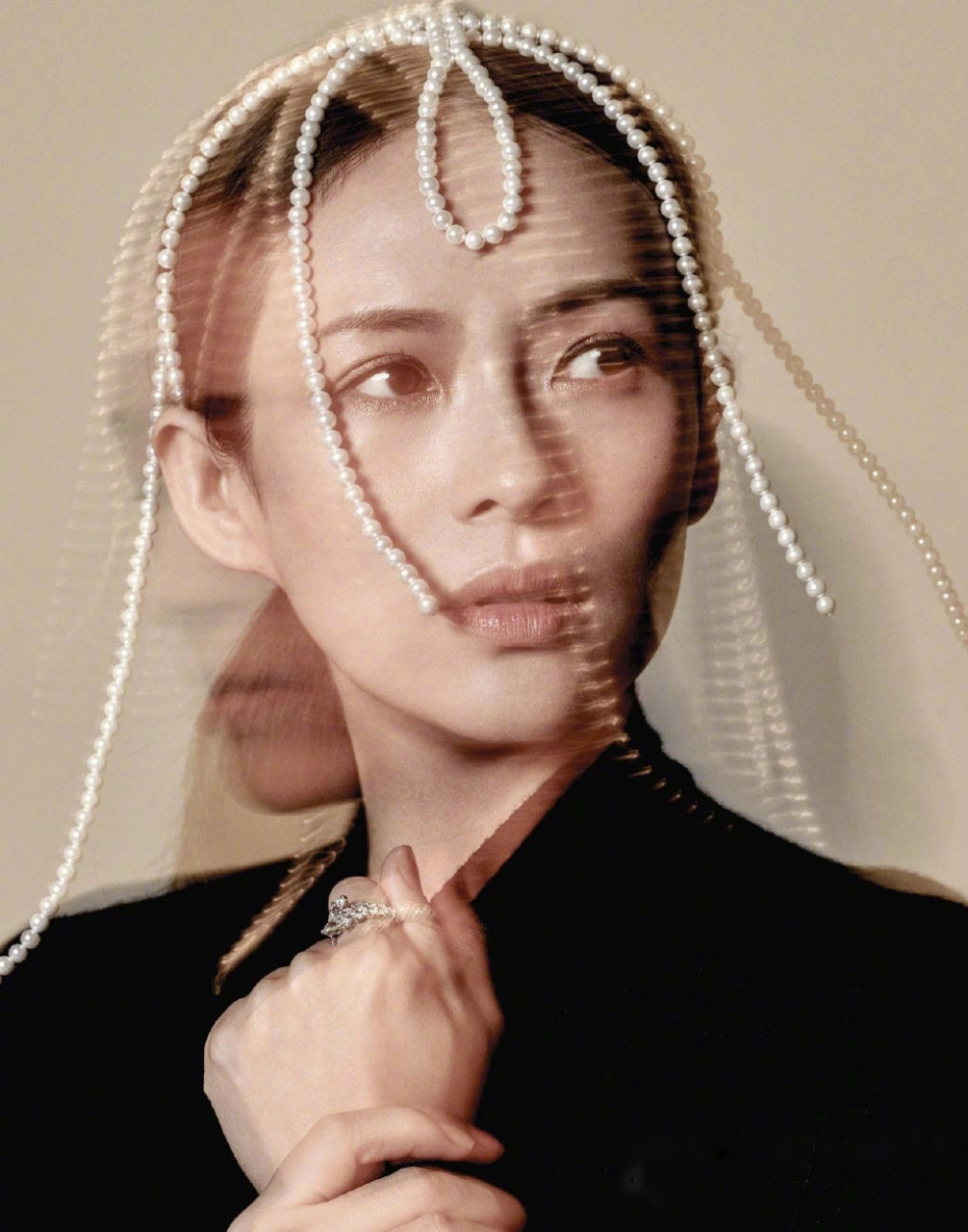 章子怡孕肚登上《嘉人》3月刊封面,这组写真拍摄于她怀孕36周,121斤的