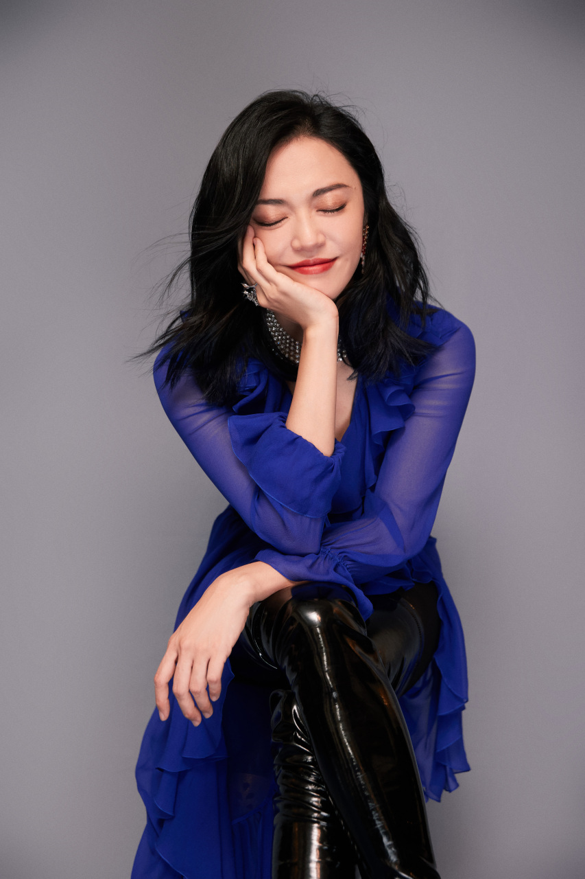 姚晨# 世间所有朦胧模糊的梦中情人的样子在今天有了脸[心]  ps:真不