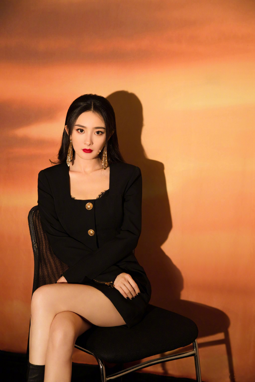 杨幂v榜第一 恭喜杨幂获得艺人新媒体指数榜单第一凭