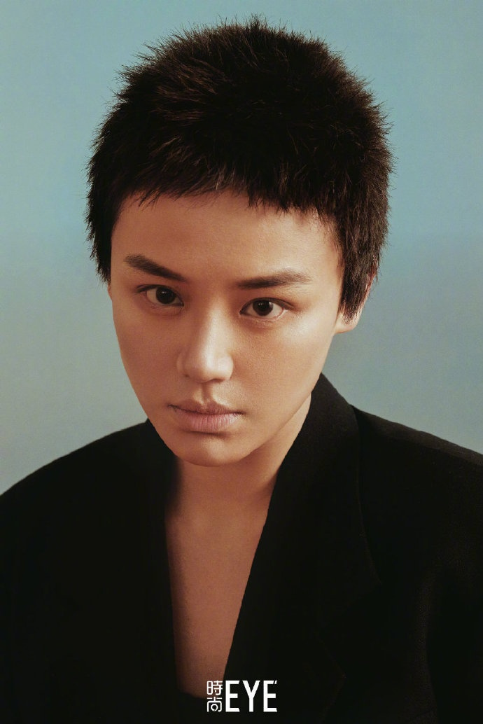 让人眼前一亮的明星封面 女明星大胆挑战寸头造型,周冬雨,迪丽热巴