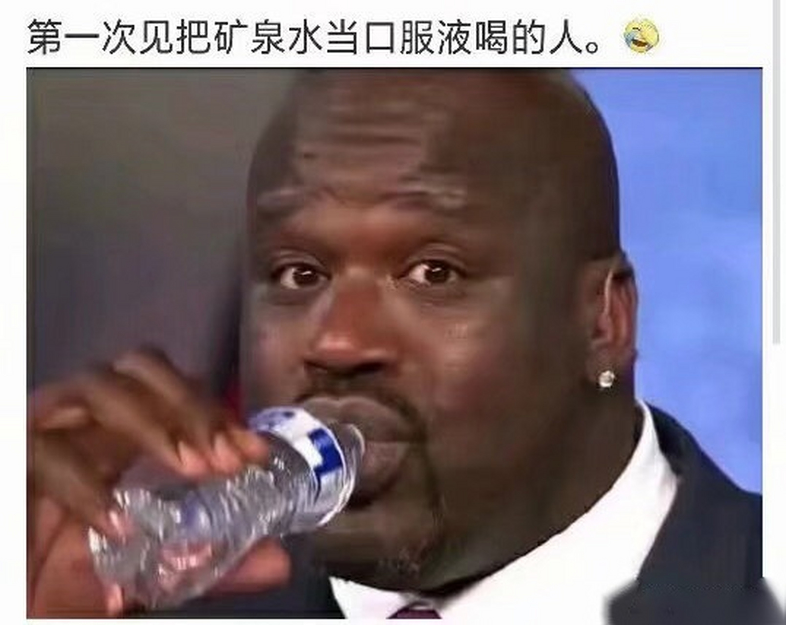 也只有奥尼尔能把矿泉水瓶喝成这个样子
