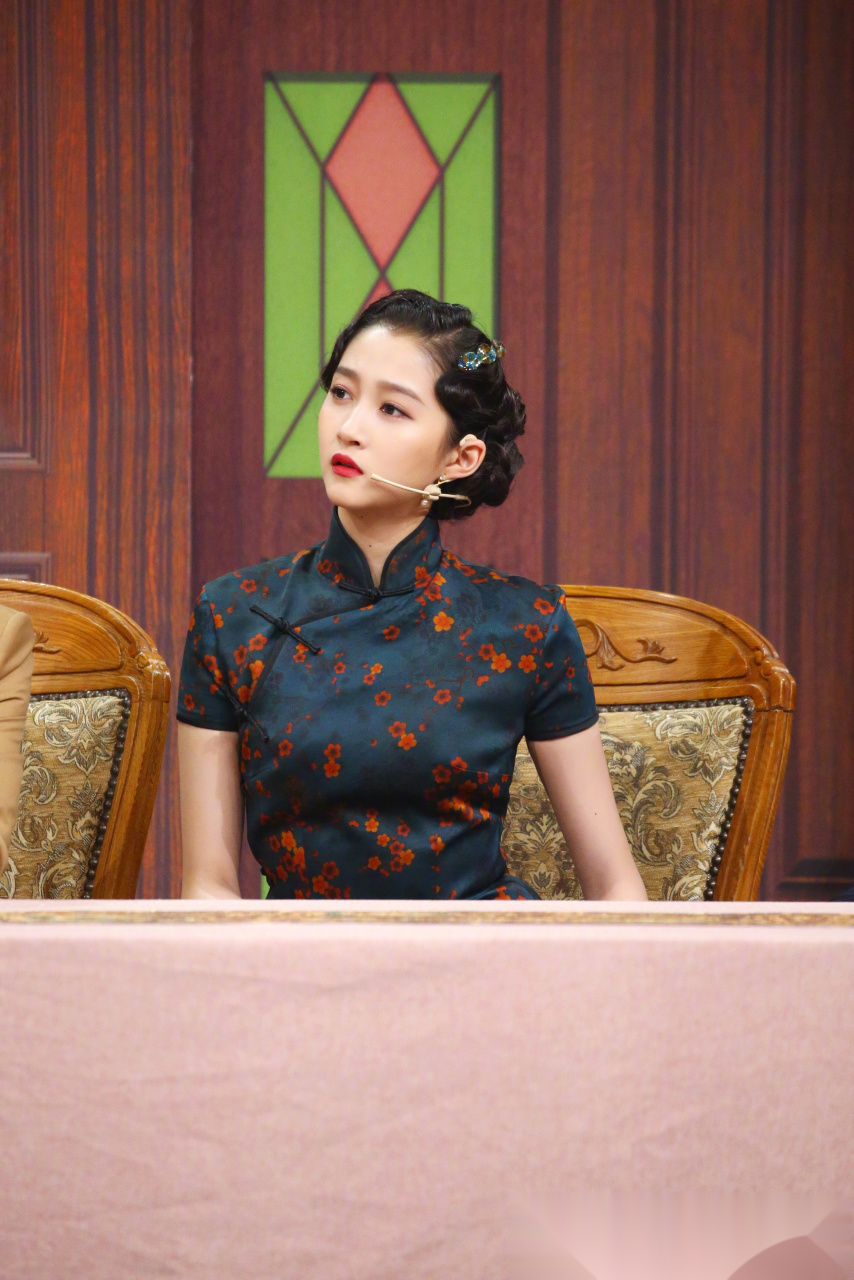 关晓彤民国少女@关晓彤 来啦,修长身段确实挺适合穿旗袍的!