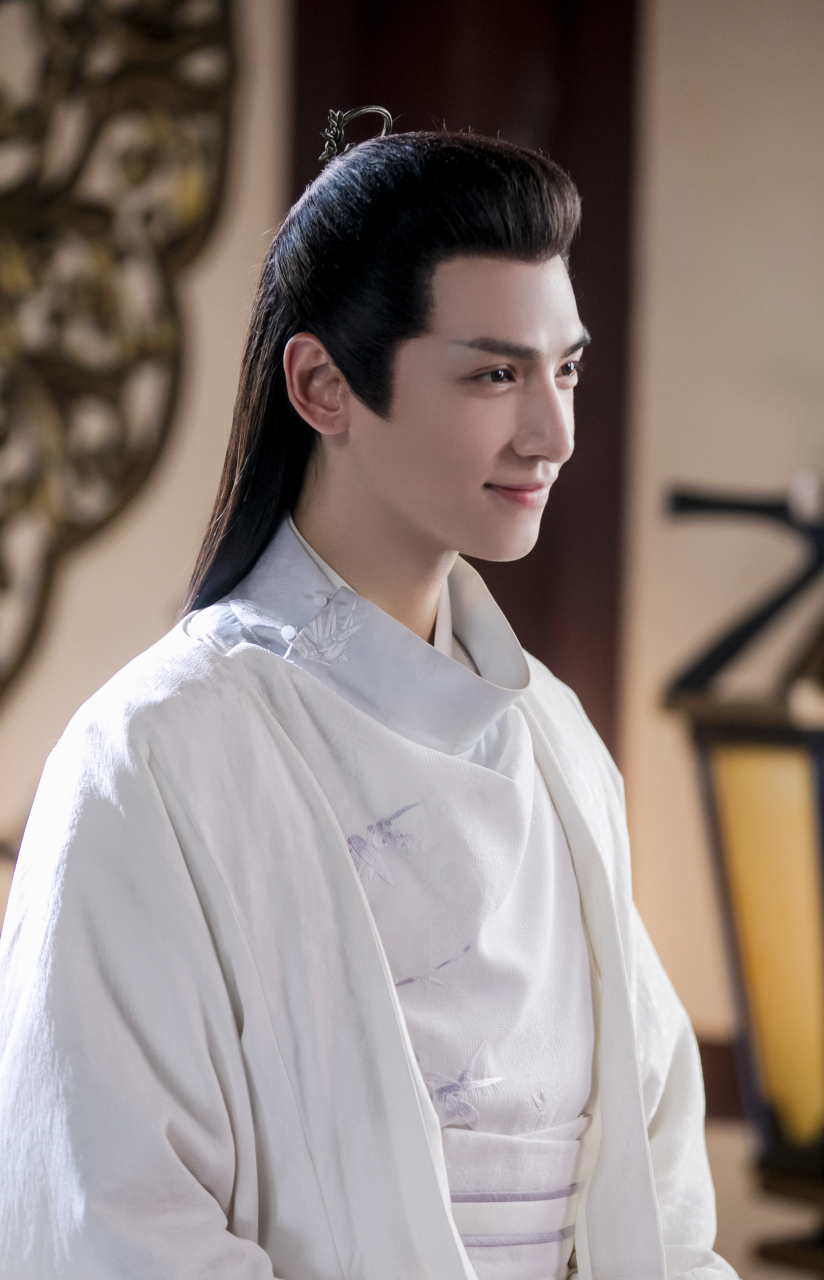 罗云熙 上官透@罗云熙的眼神不饮自醉仿佛眼睛里有钩子,看的人不自觉