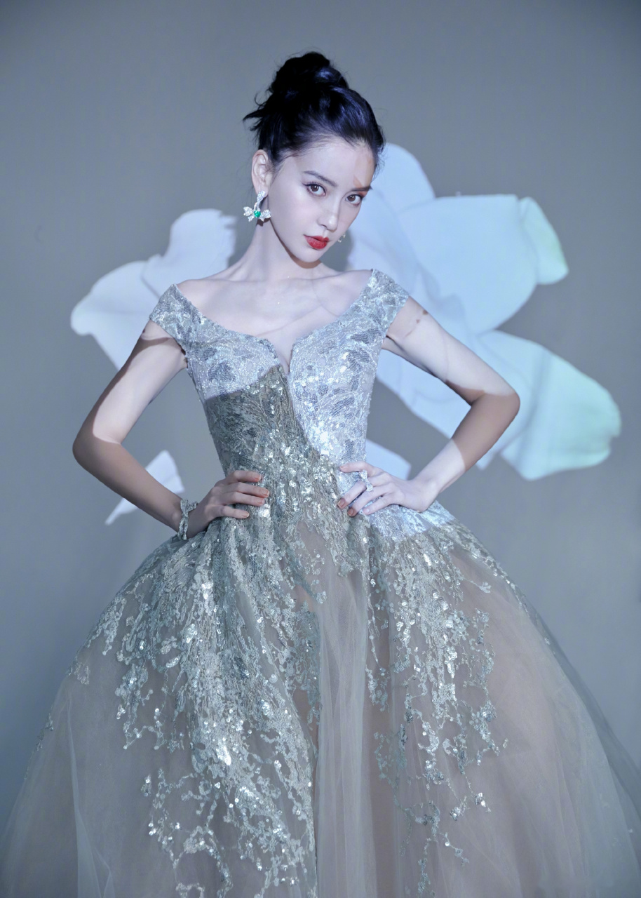 baby红毯没输过angelababy一袭雾色流星裙从台阶缓缓走下来,知道了