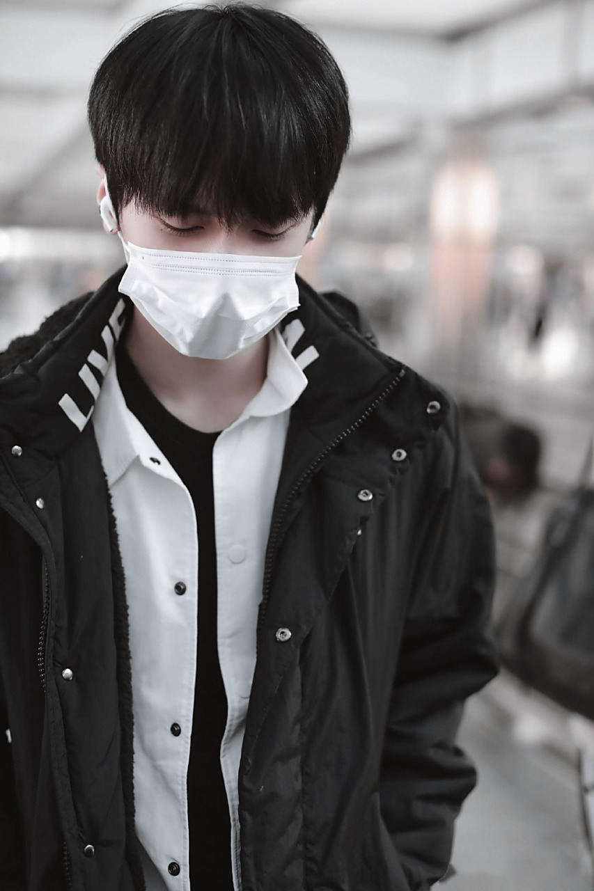 严浩翔 天生原创者 严浩翔今日机场出发饭拍~长款黑色羽绒外套配上