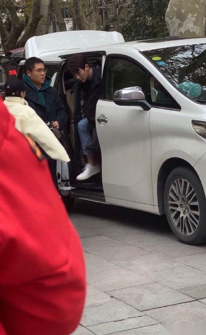 因为朱一龙赵雅思绯闻一事,粉丝开始脱粉回踩!