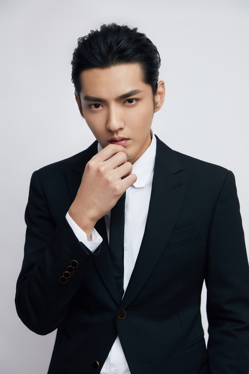 吴亦凡  吴亦凡@吴亦凡 出席"百星·百亿助力武汉"直播公益活动,感谢