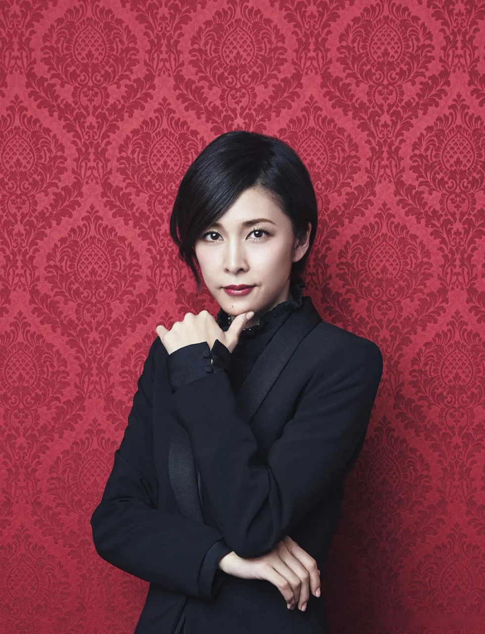 竹内结子在衣柜上吊自杀日媒称日本著名女星竹内结子是在衣柜上吊自杀