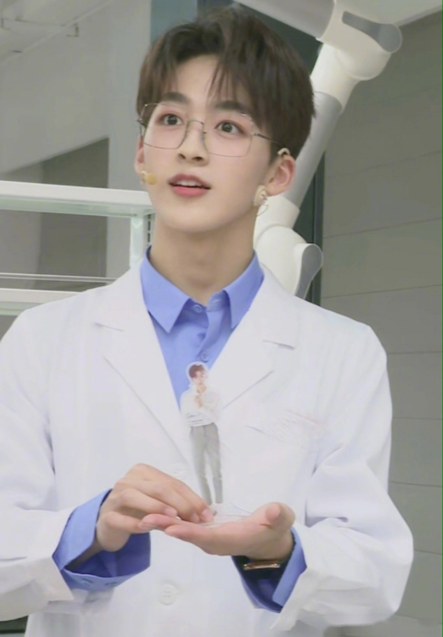 元气少年何洛洛今晚变身温柔"何医生",搭配金丝眼镜,仿佛小说中的男