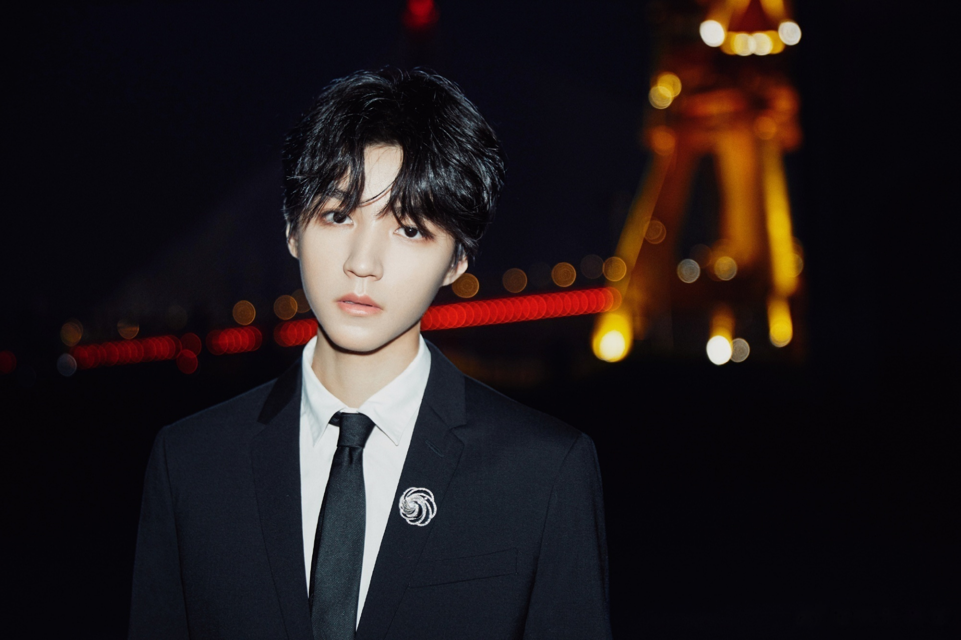 王俊凯出席第二十三届上海国际电影节中国影视之夜黑色西服正装造型也