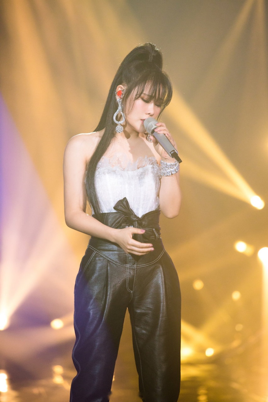 《歌手·当打之年》第七期,vocal 系歌手袁娅维惊喜不断,抹胸造型大秀