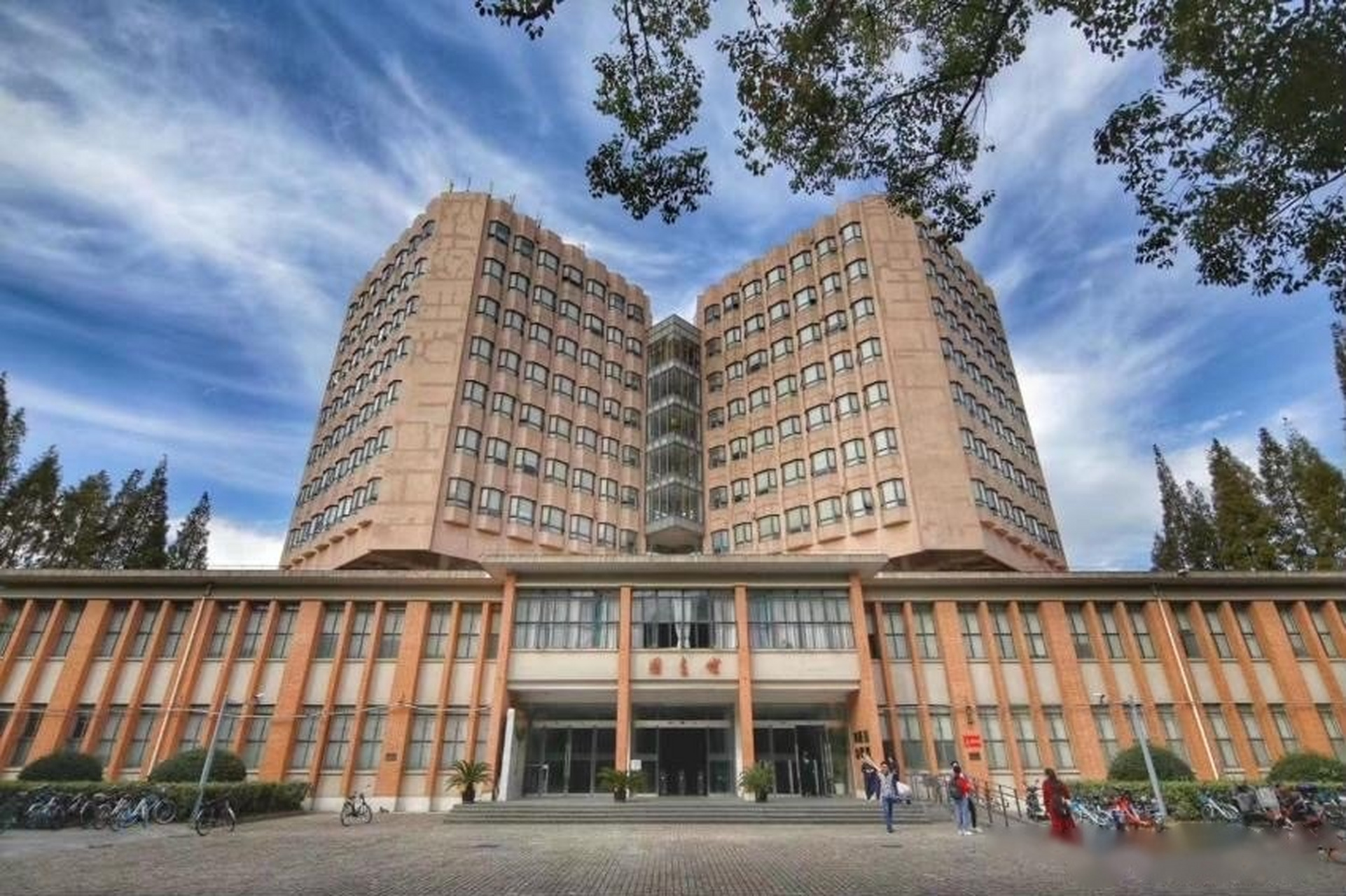 祝愿同济大学112周年生日快乐,原两校友