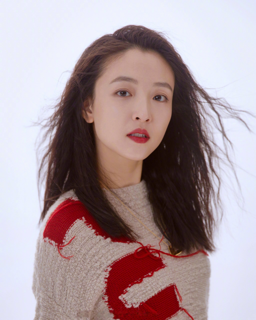 吴倩#有媒体拍到吴倩跟母亲带小孩聚餐,小孩应该就是传闻中吴倩跟