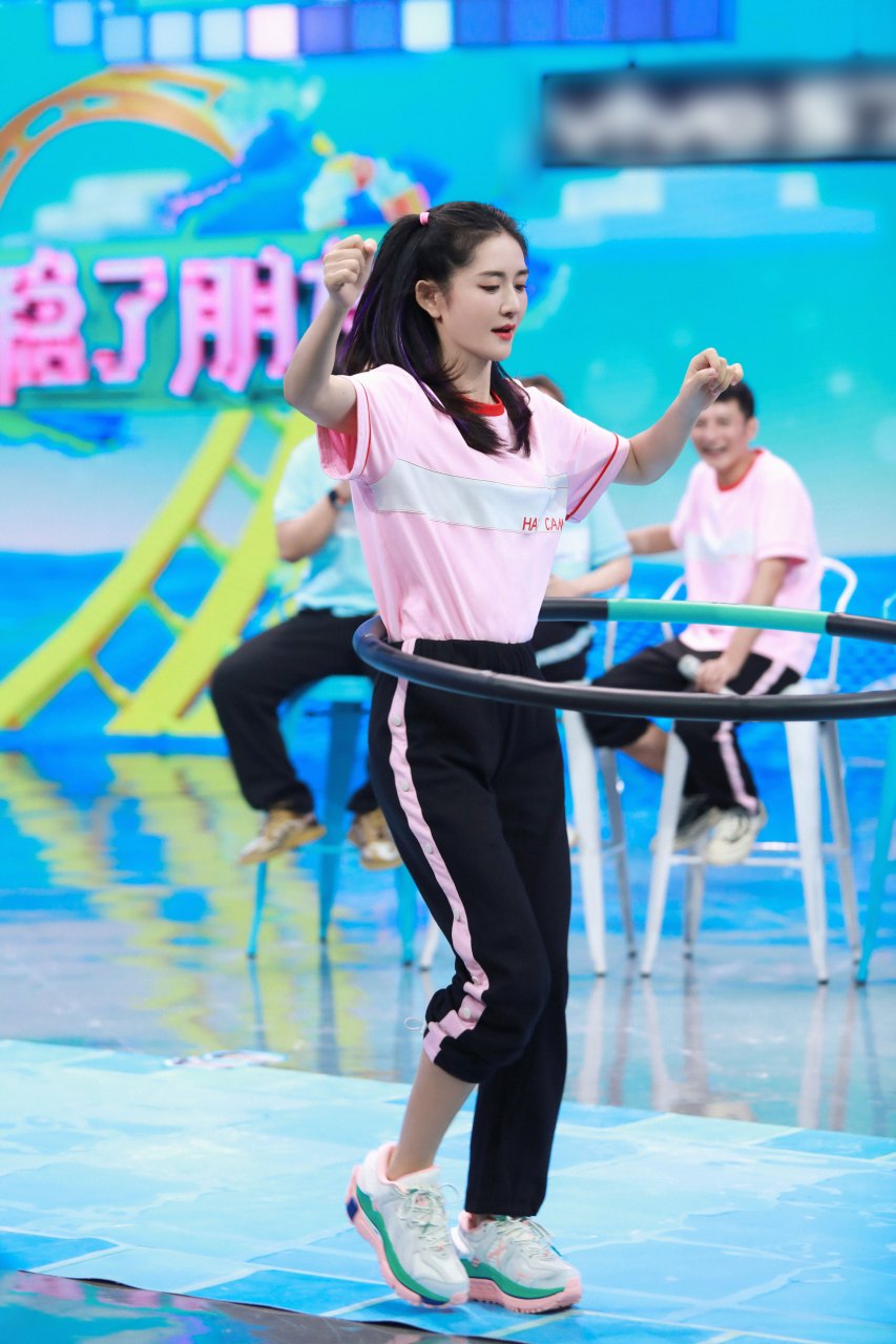 谢娜@谢娜 神仙腰力carry全场[haha]游戏王@谢娜 超丝滑走位摇呼啦圈