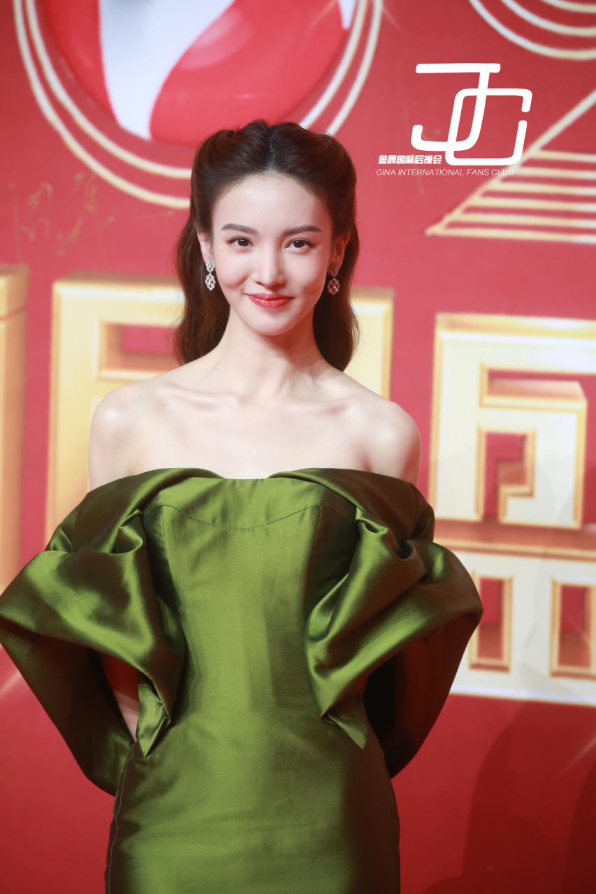 【金晨 出席国剧盛典红毯现场返图】 她从花境中来 不带云彩 不带