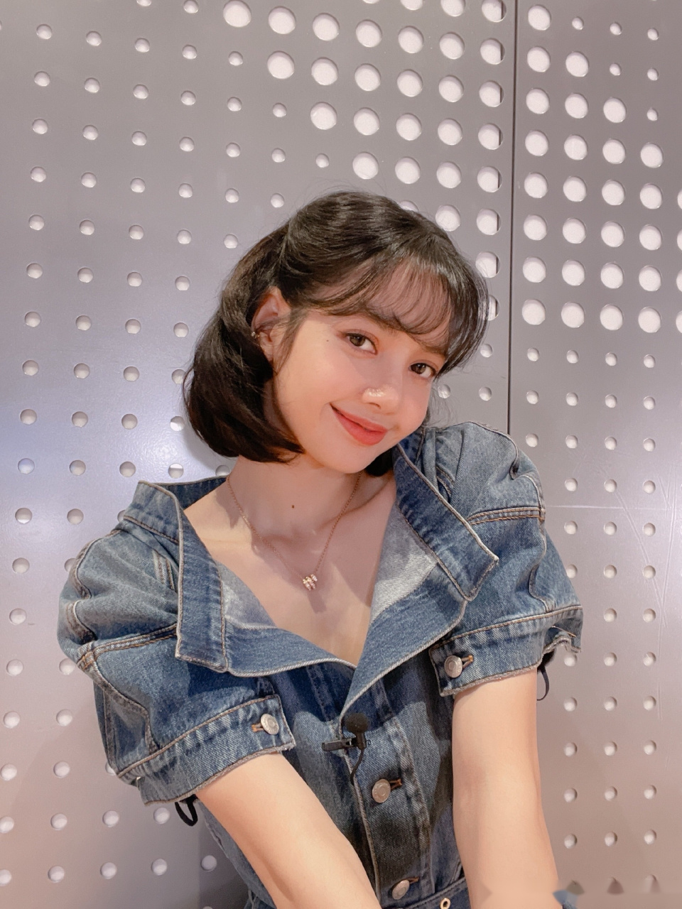 lisa白雪公主同款短发  lisa真的太美了吧,各种发型都hold得住.