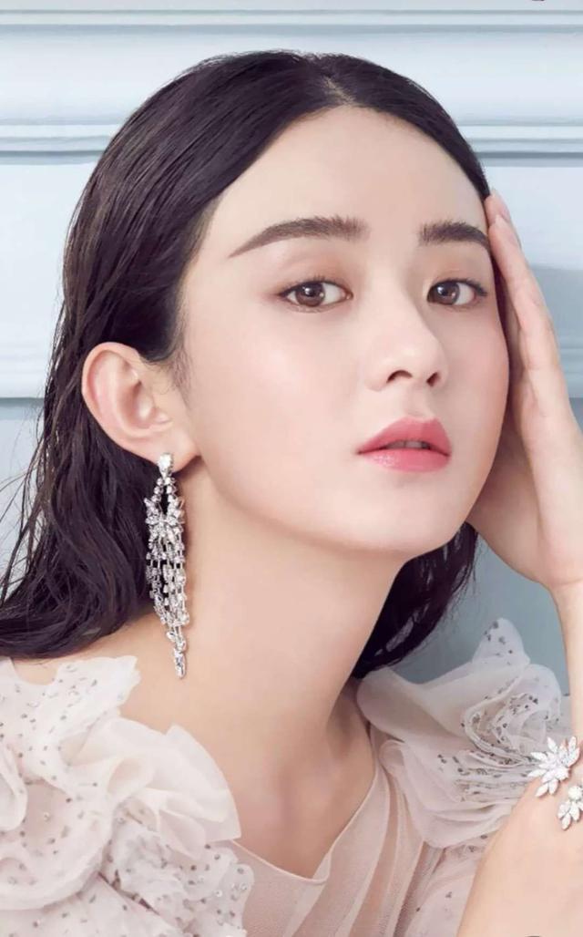 赵丽颖身材苗条,首饰服装的搭配也这么仙气,真是行走的穿搭典范